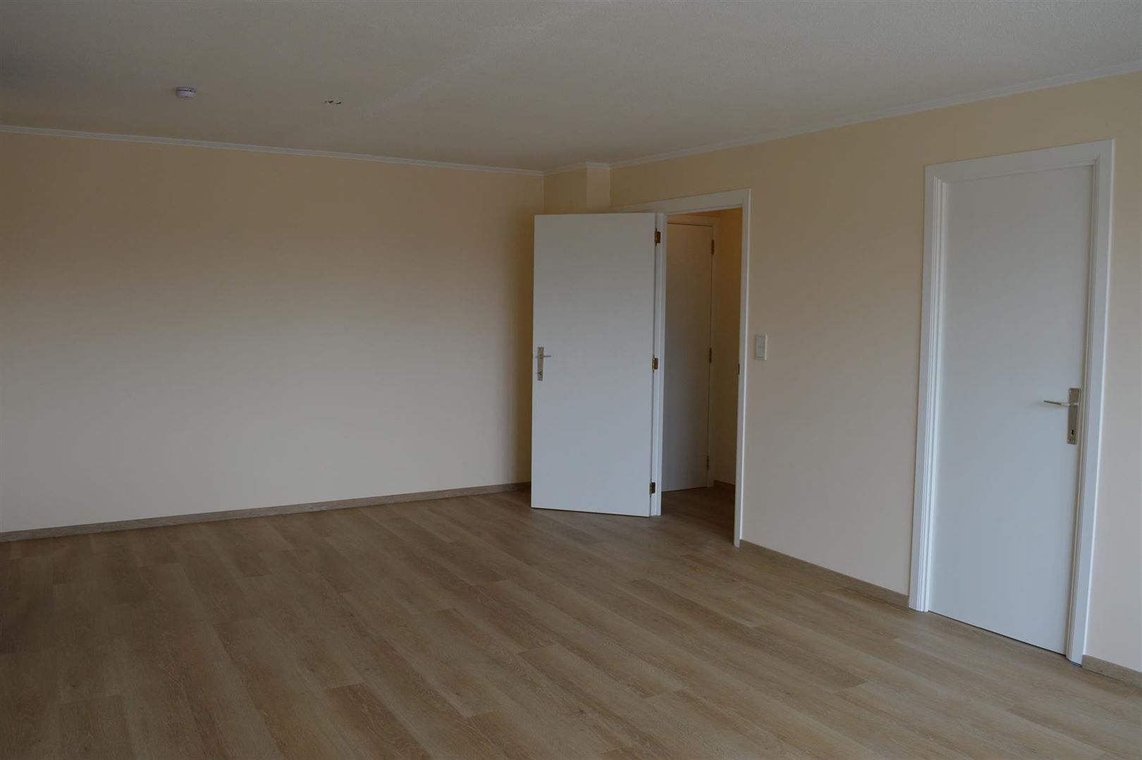 TE HUUR: Gunstig gelegen appartement met 2 slaapkamers te Munsterbilzen! foto 4