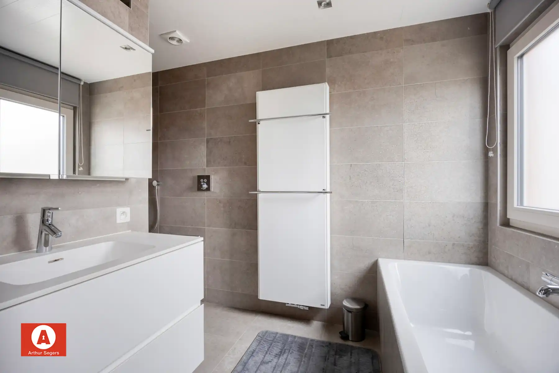 Gezinswoning met 2 tot 3 privatieve auto-parkeerplaatsen. foto 15