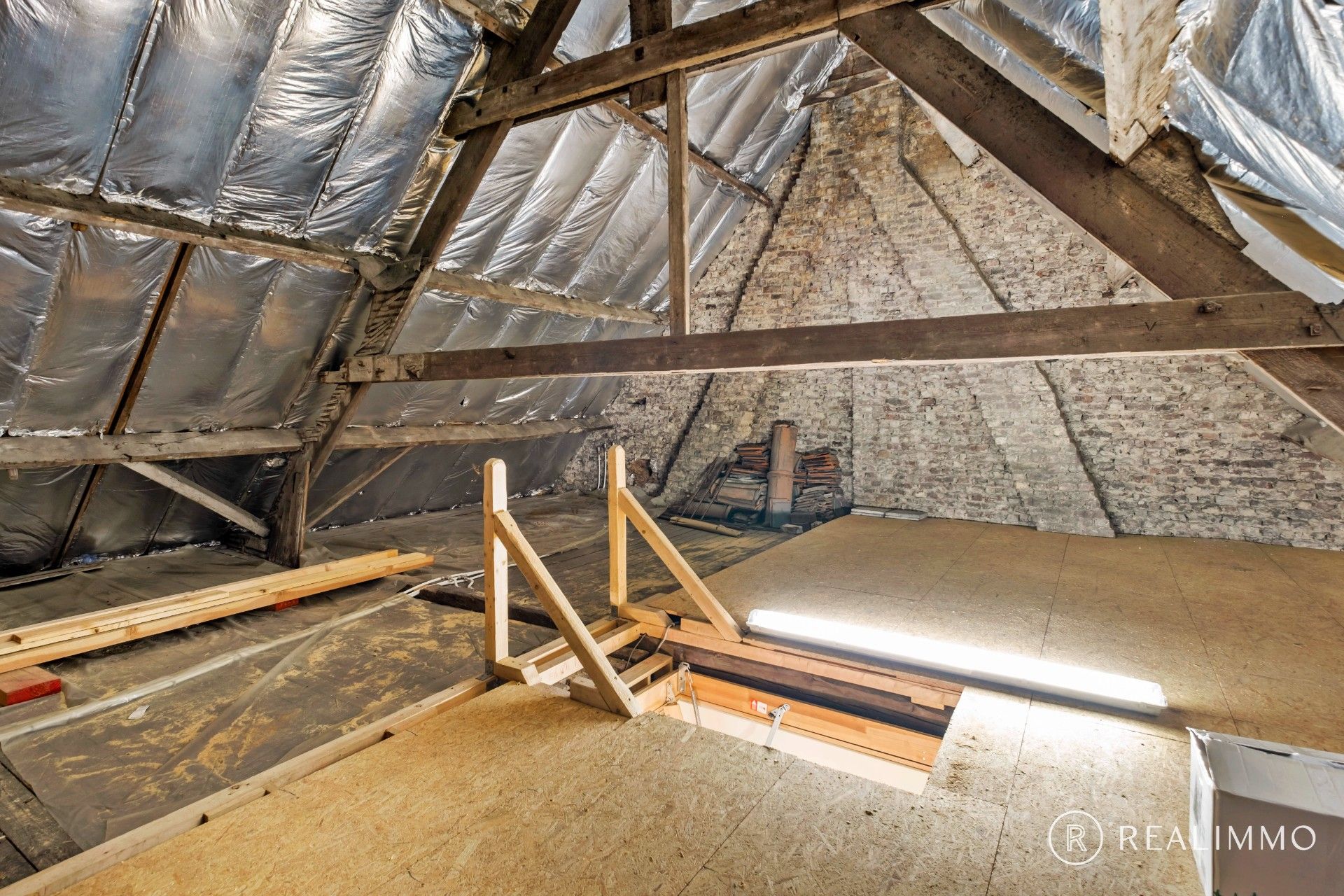 Verrassend ruime woning met 5 slaapkamers en garage foto 13