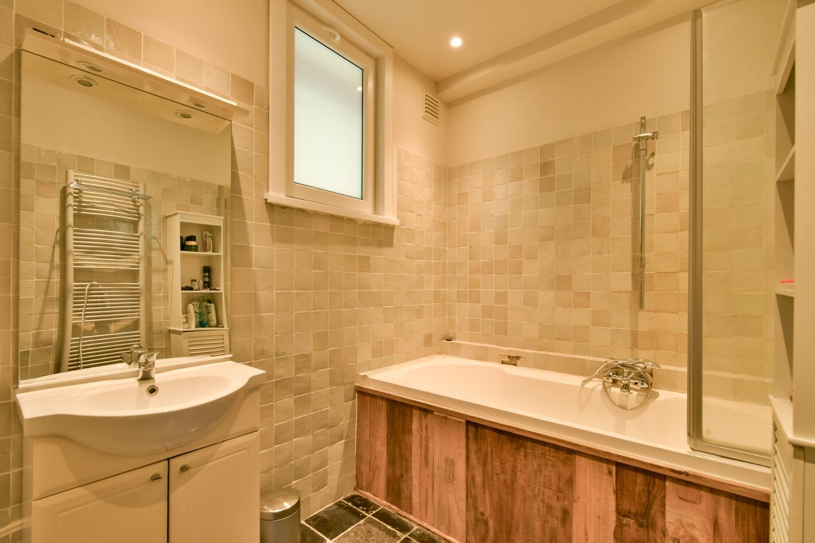 Welkom in deze charmante woning te midden van het groen in het hart van Oostkamp! foto 14