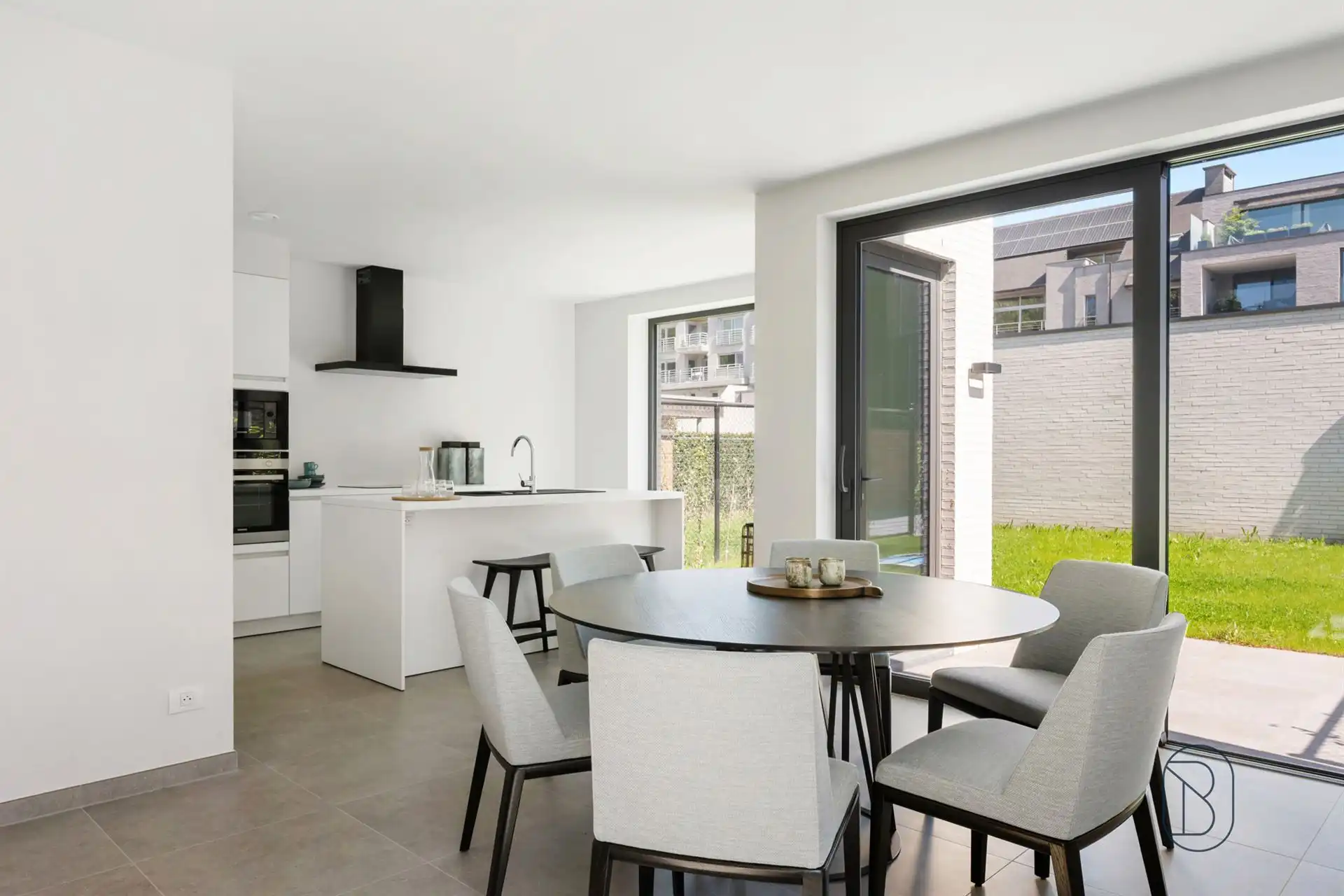 Kwalitatief afgewerkte nieuwbouw (HOB) met 3 slk, E-peil 0 foto {{pictureIndex}}