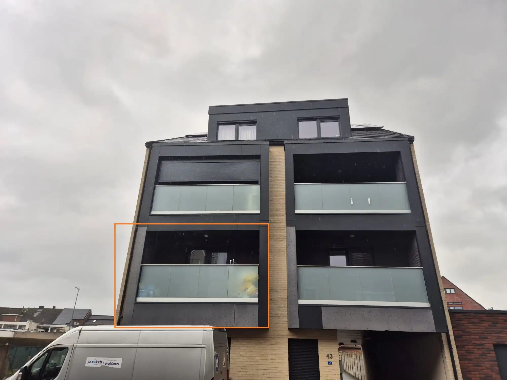 Modern één slaapkamerappartement met staanplaats te Maasmechelen foto {{pictureIndex}}