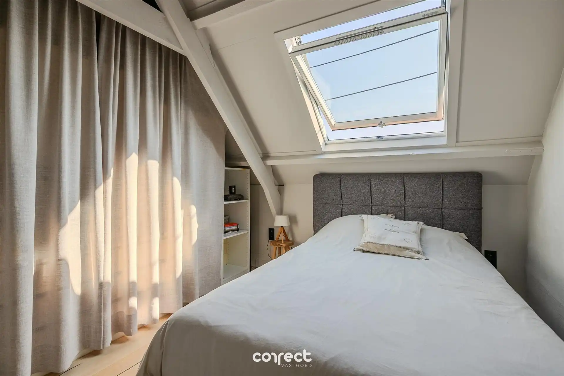 Smaakvolle, volledig gerenoveerde open bebouwing op rustige ligging. foto 9