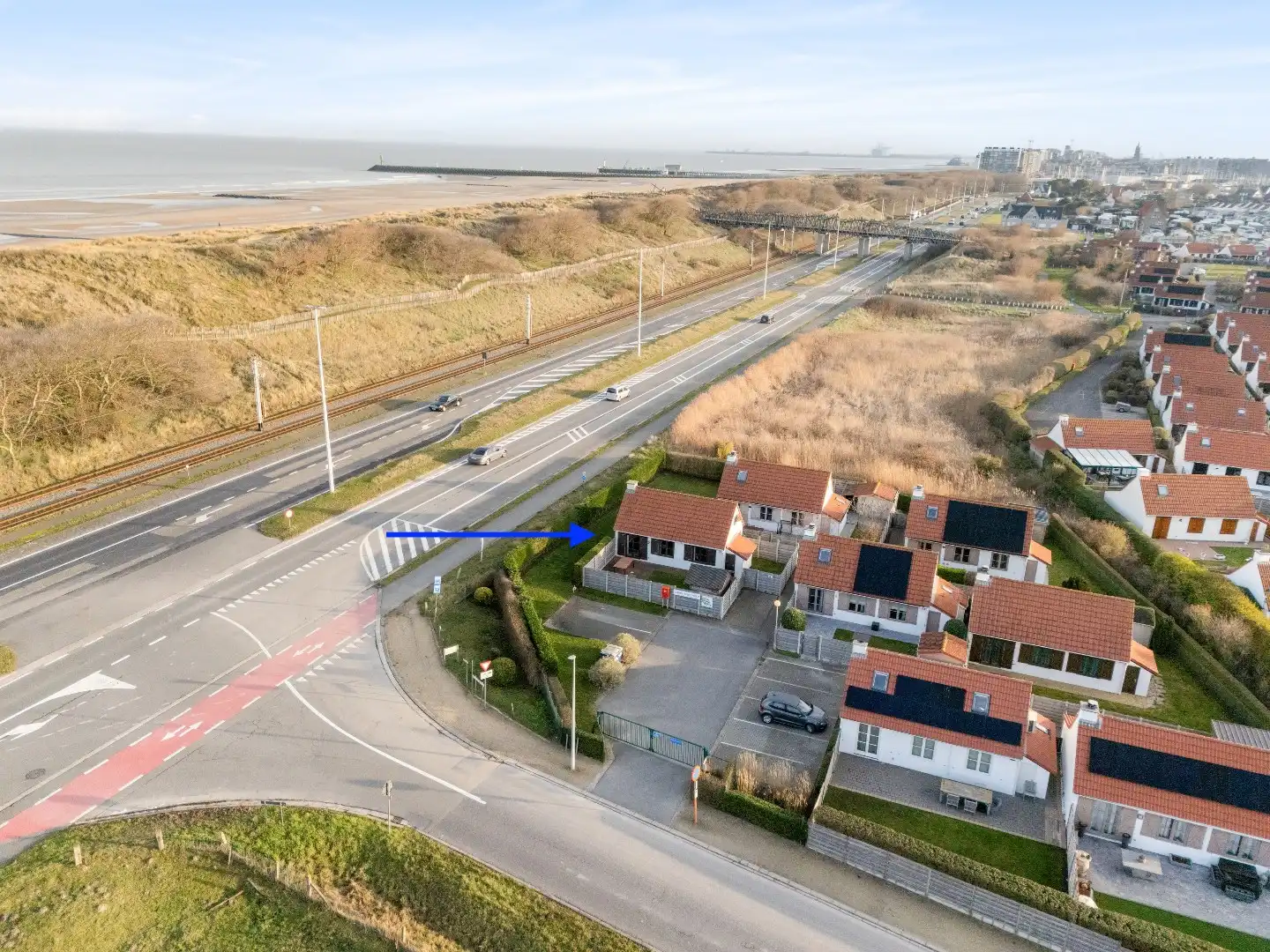 Zonnige vakantiewoning vlakbij zee foto {{pictureIndex}}