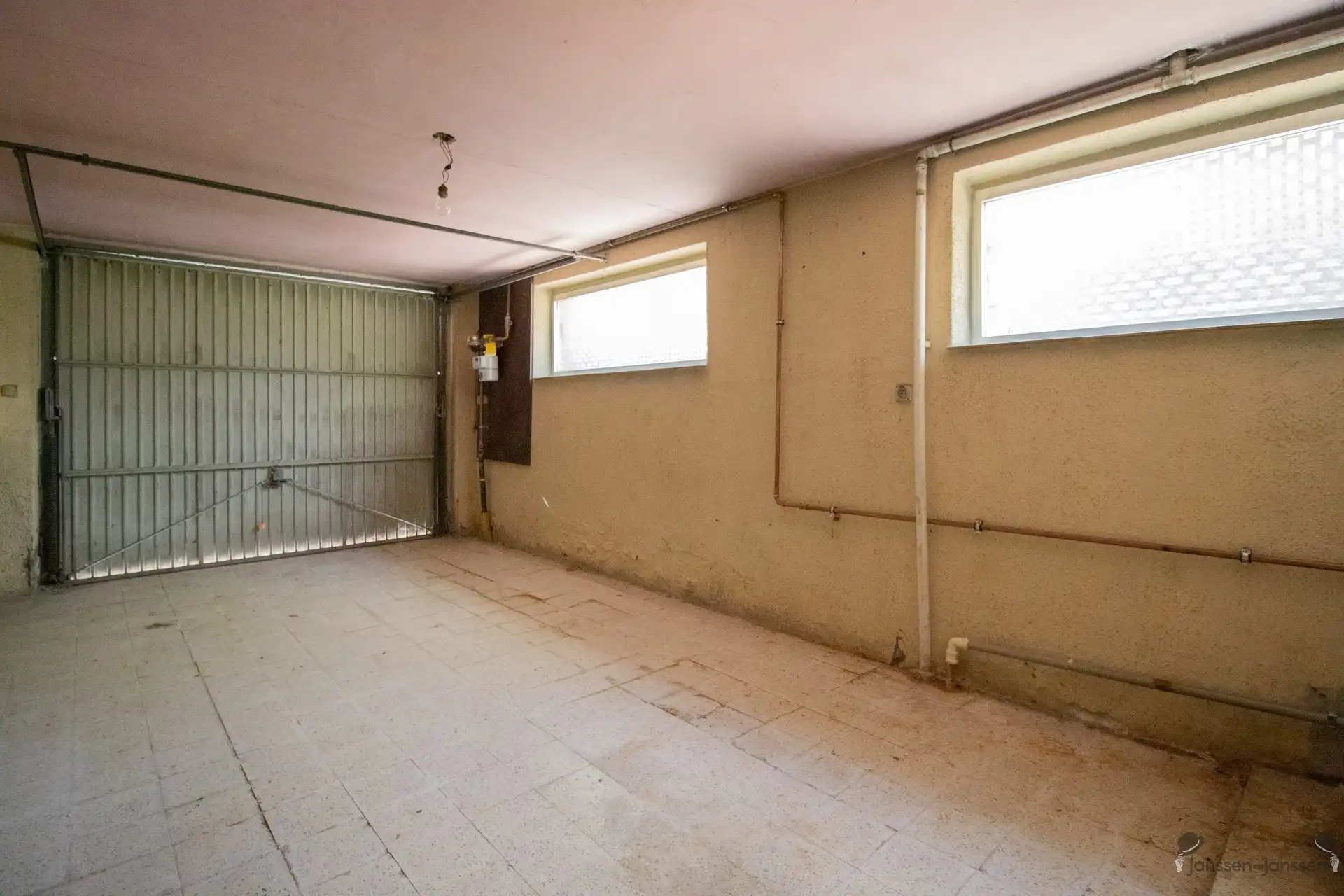 Rustig gelegen te renoveren woning met 5 slaapkamers, ruime garage op 3.990 m² foto 14