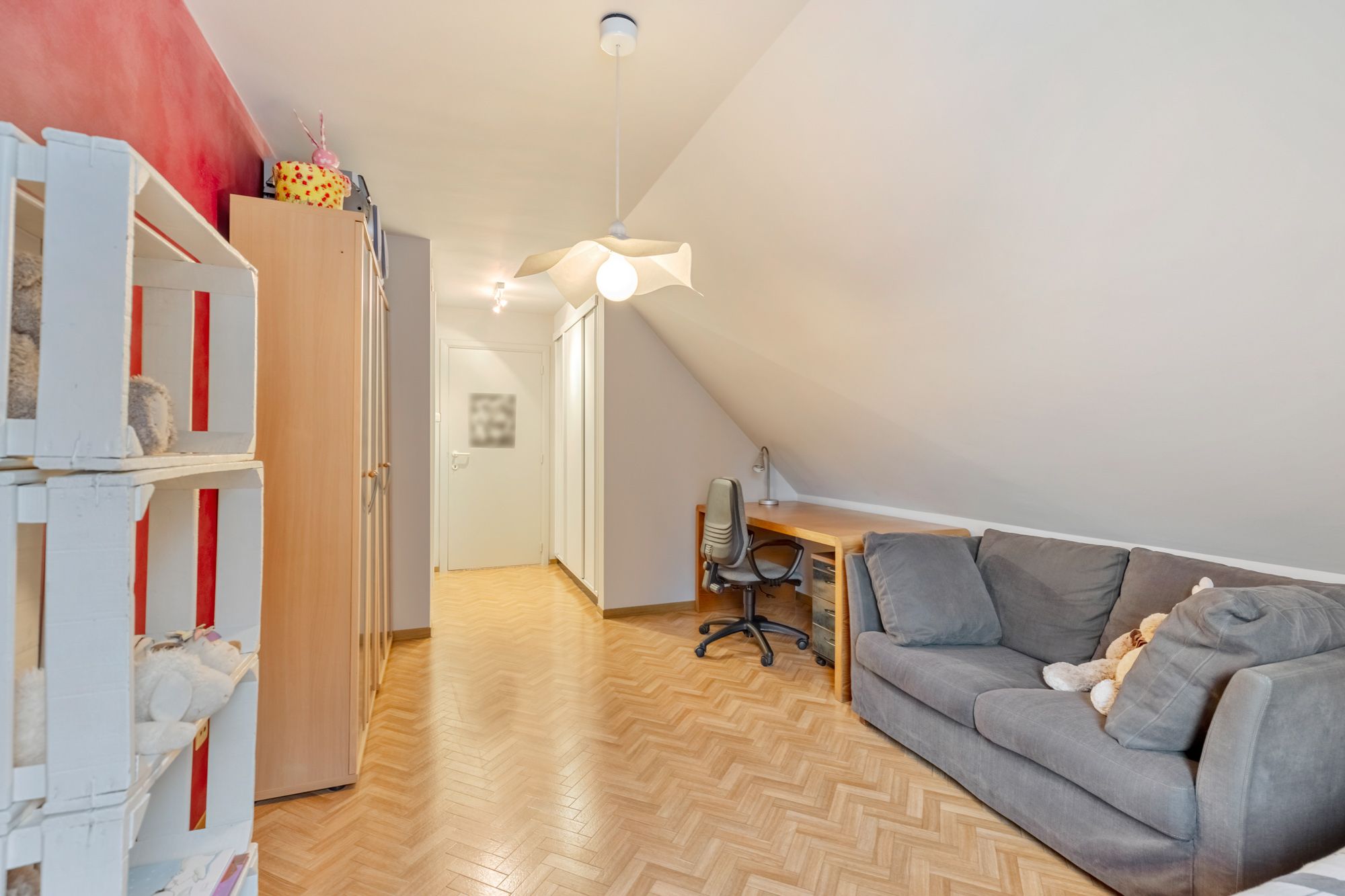 EXTRA RUIME VILLA MET EEN PRACHTIG LICHTRIJKE LEEFRUIMTE, RUIME KEUKEN, 4 SLAAPKAMERS EN EEN PRACHTIG KANTOORGEDEELTE OP EEN RIANT EN CENTRAAL PERCEEL VAN MAAR LIEFST 13A 71CA MET KNAP BIJGEBOUW OP EEN GUNSTIGE LOCATIE NABIJ HET CENTRUM VAN HAMONT! foto 12