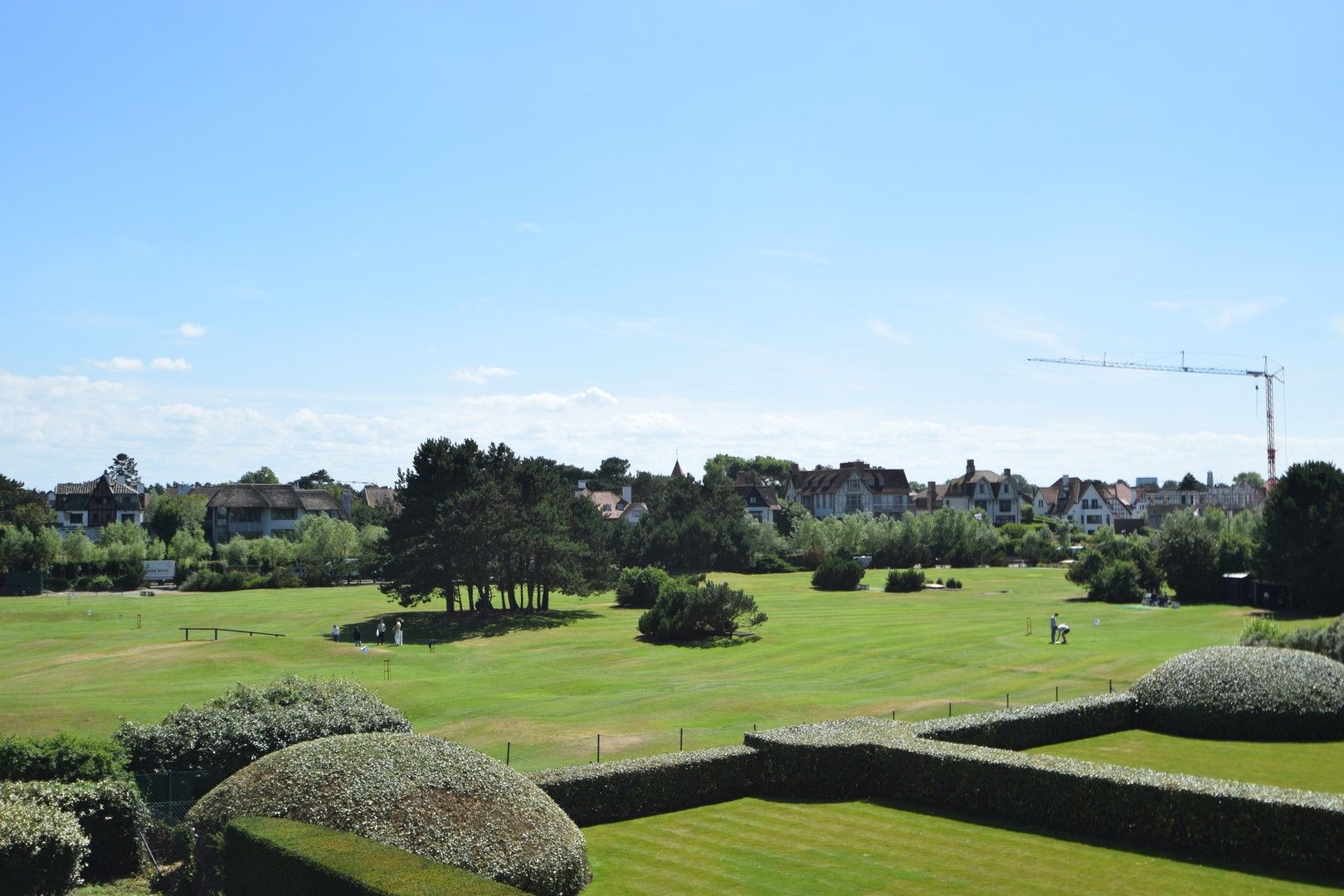 Overname aandelen met in zijn actief een ruim hoekappartement met zicht op de Approach Golf en zuidgerichte terrassen in hartje Zoute. foto {{pictureIndex}}