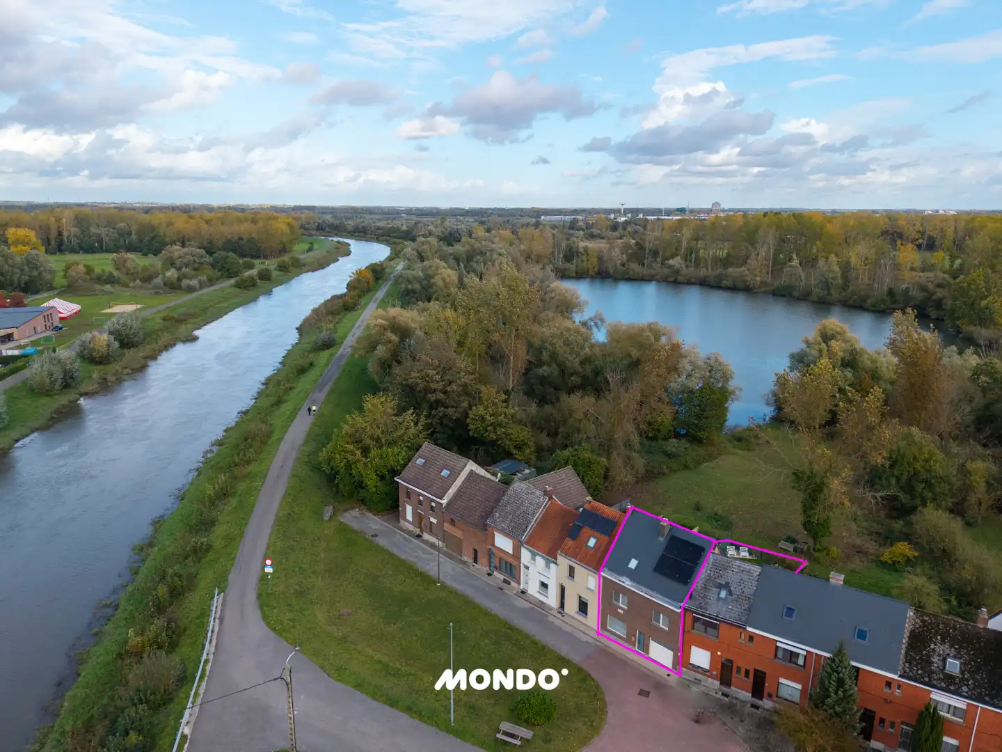 Ruime woning met 3 slaapkamers, garage en open uitzicht tuin nabij de dijk in Heffen foto {{pictureIndex}}