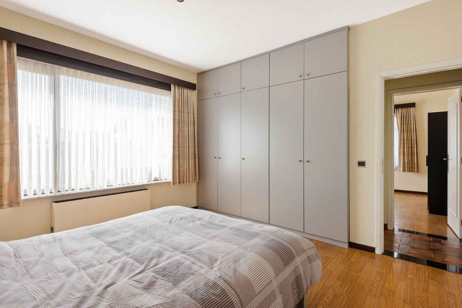 Ruime woning met prachtig onderhouden tuin met verzicht over de velden foto 13