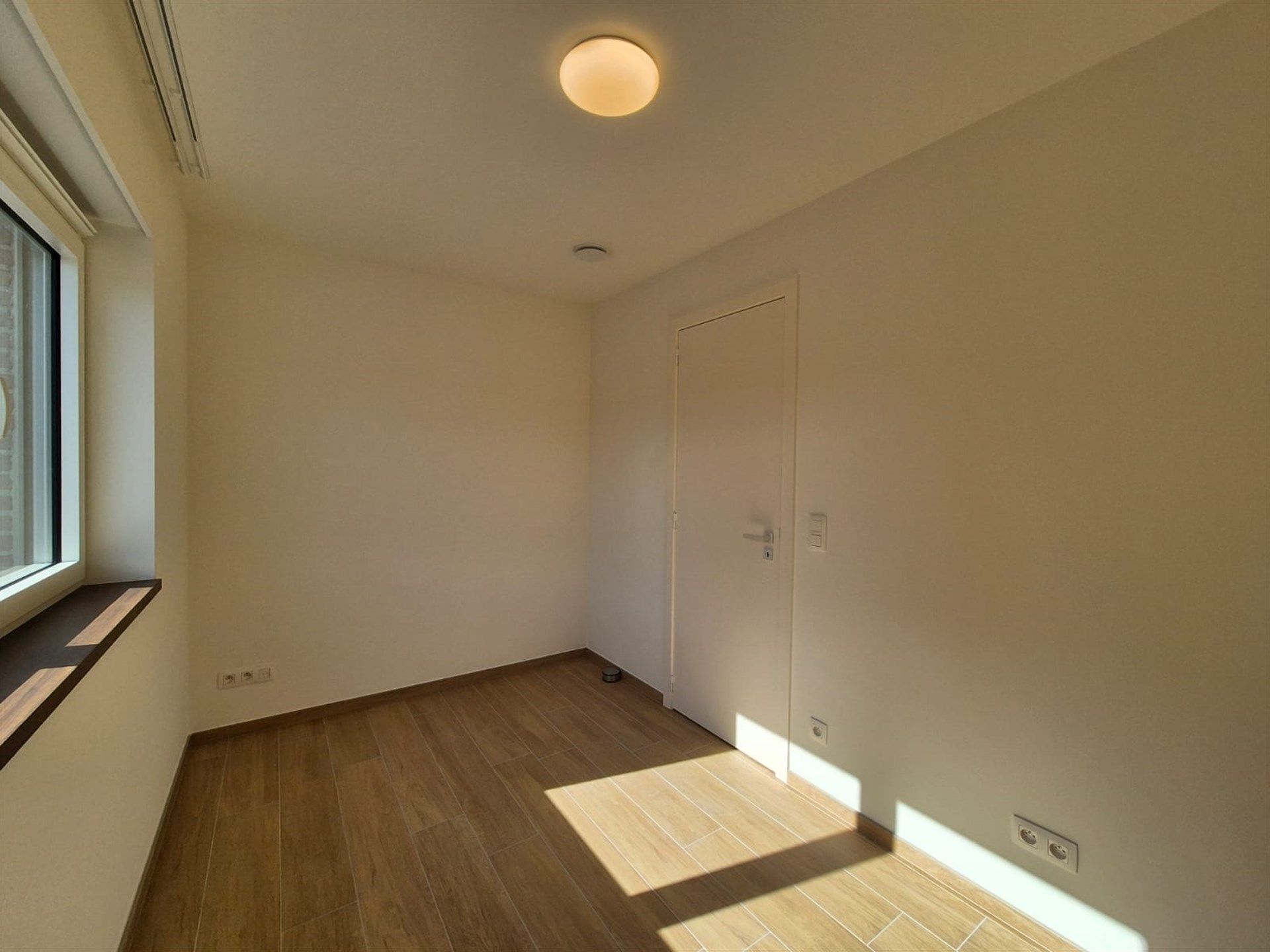 Moderne en energiezuinige nieuwbouwwoning met 2 slaapkamers en koer. foto 15