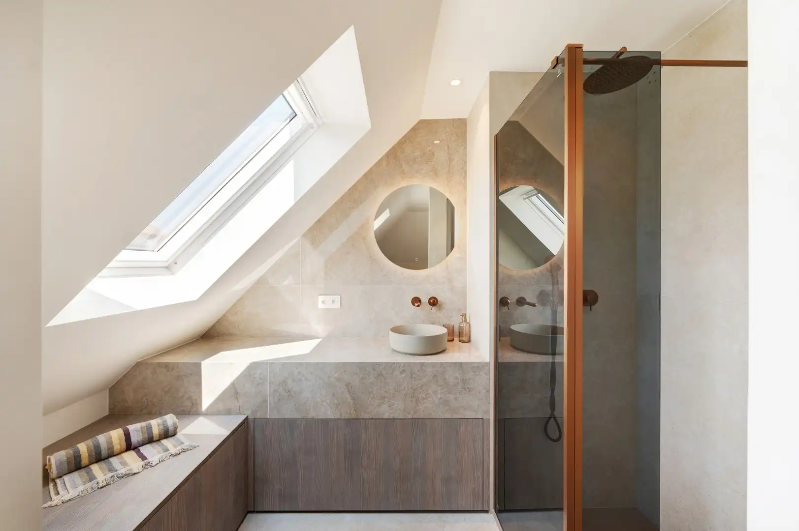 Prachtig gerenoveerd duplex hoekappartement nabij de Lippenslaan. foto 23