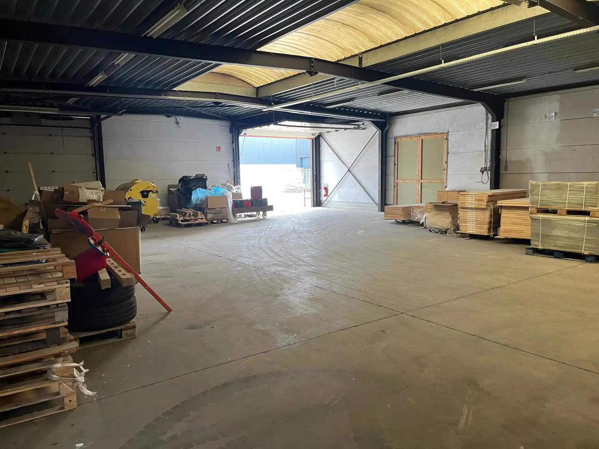 Magazijn 1020m² met kantoor te huur  foto 2