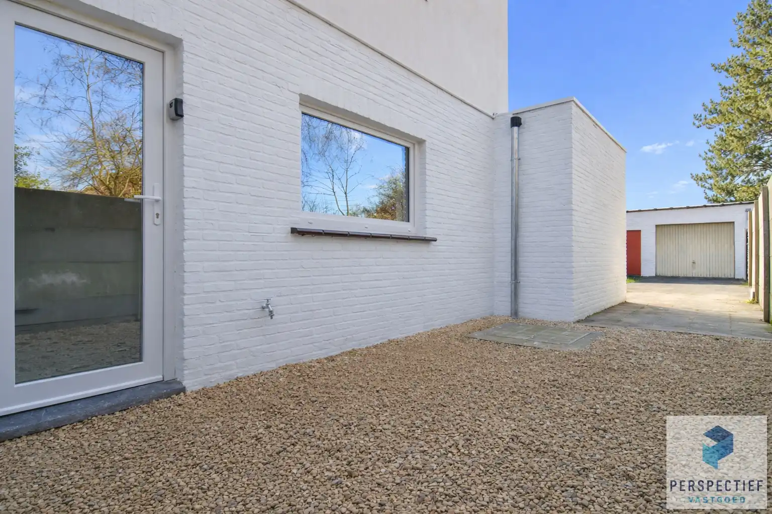 Vernieuwde woning met 3 slaapkamers en ZONGERICHTE tuin met uitweg en GROTE GARAGE foto 2