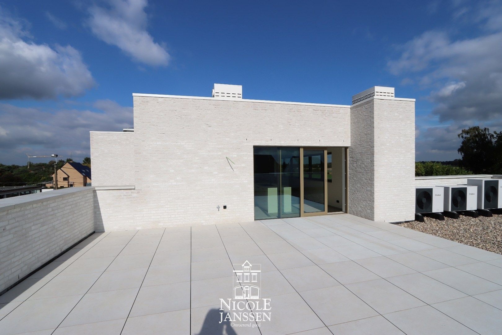 Penthouse met terras en  twee autostandplaatsen foto 7