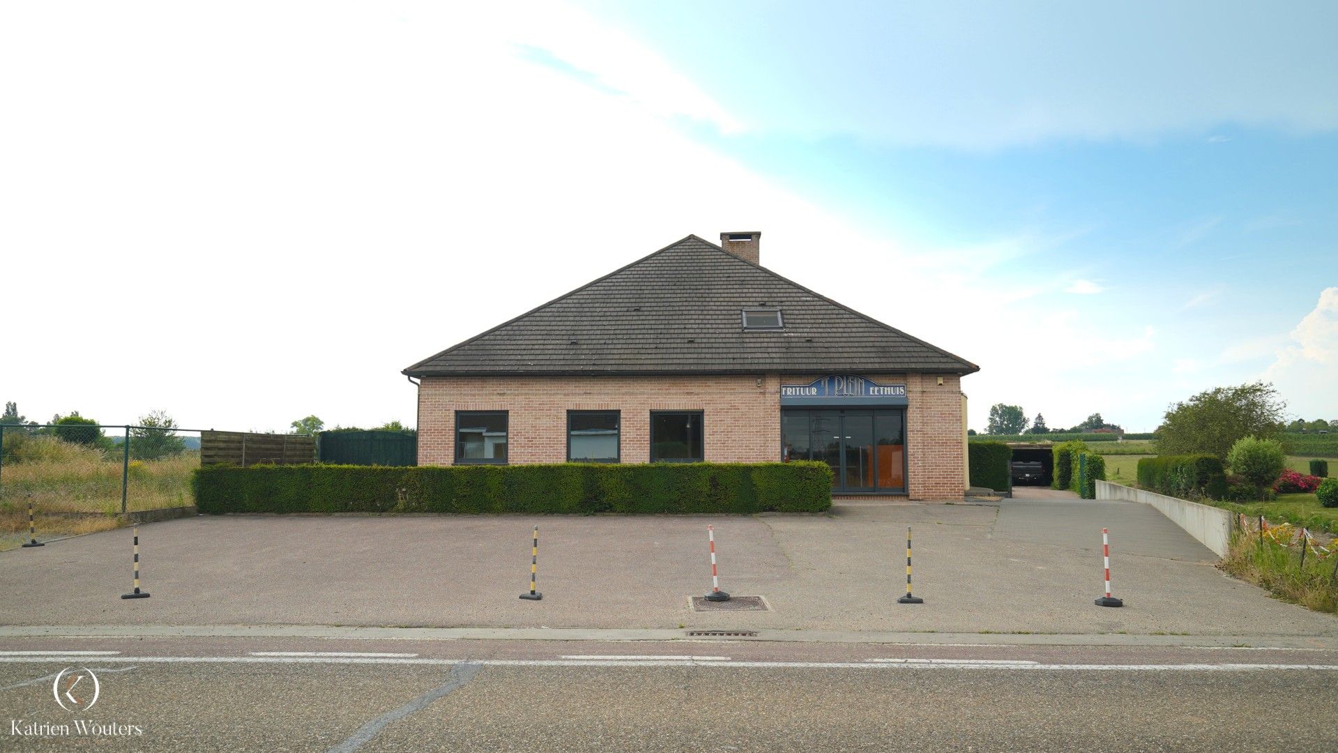 Gunstig gelegen handelshuis met ruime parking, 6 slaapkamers en openluchtzwembad foto 1