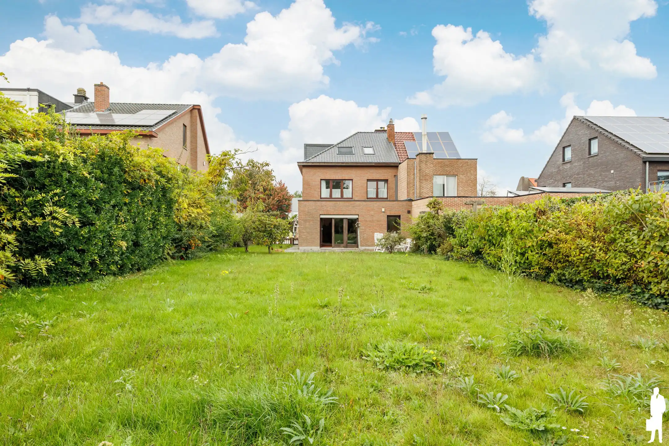 Zeer ruime gezinswoning met 4 slpk en tuin in Belsele foto {{pictureIndex}}