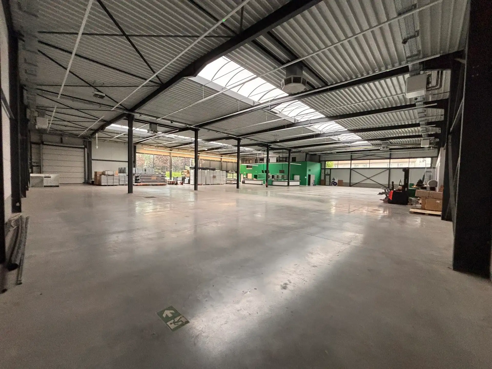 Bedrijfsgebouw van ca. 1.543 m² met 22 parkeerplaatsen foto 8
