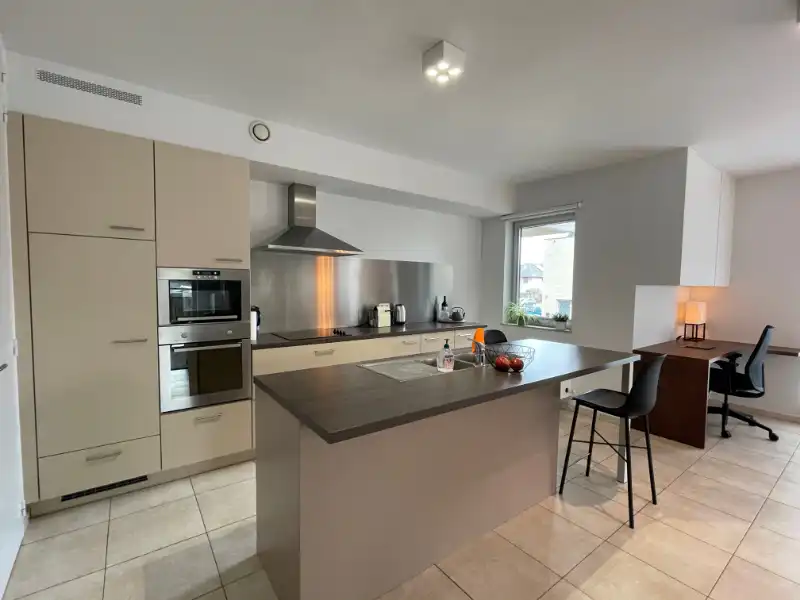 Instapklaar modern appartement met 2 slaapkamers en garage foto 4