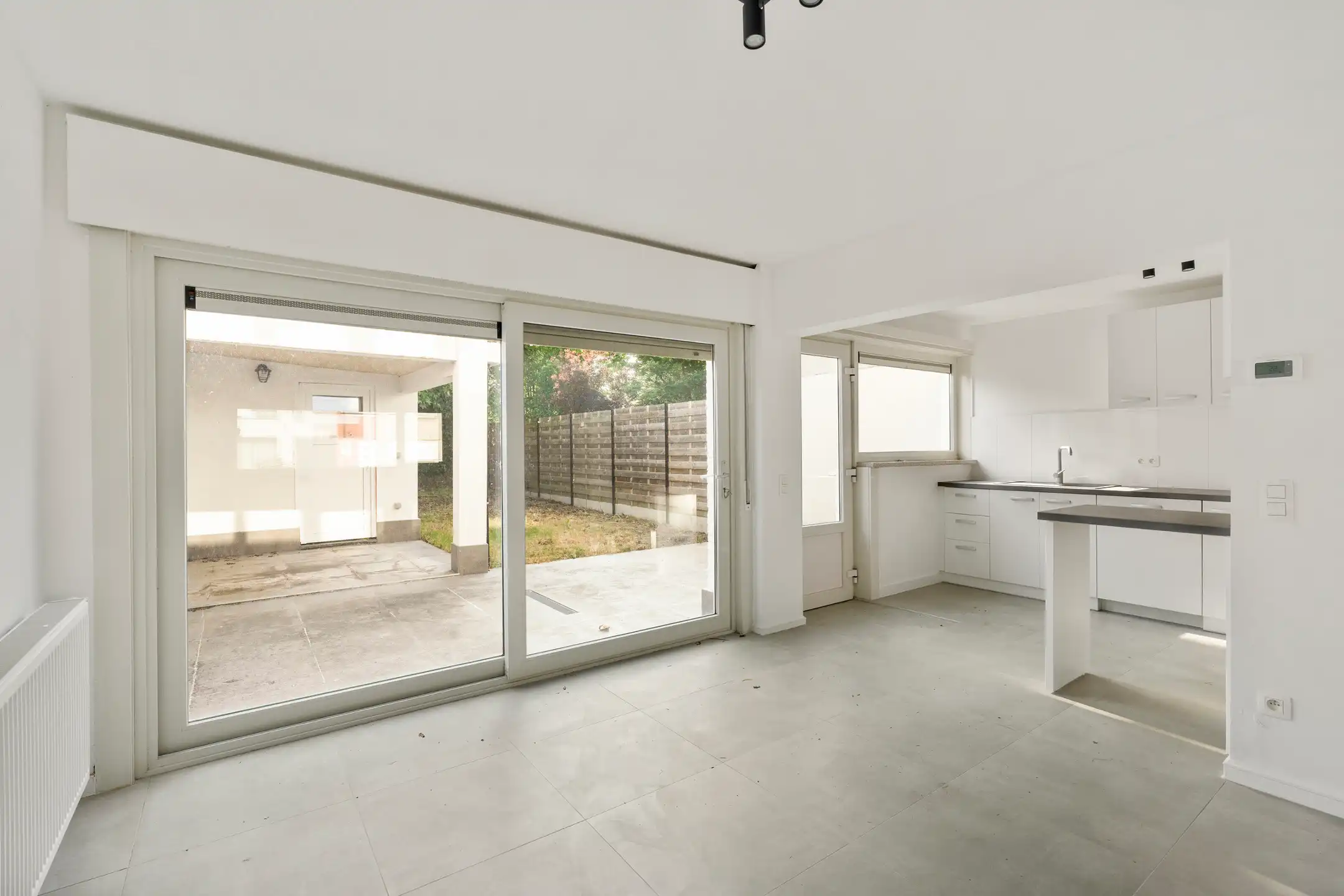 Volledig GERENOVEERDE woning met ZONNIGE TUIN en 3 SLK foto 8