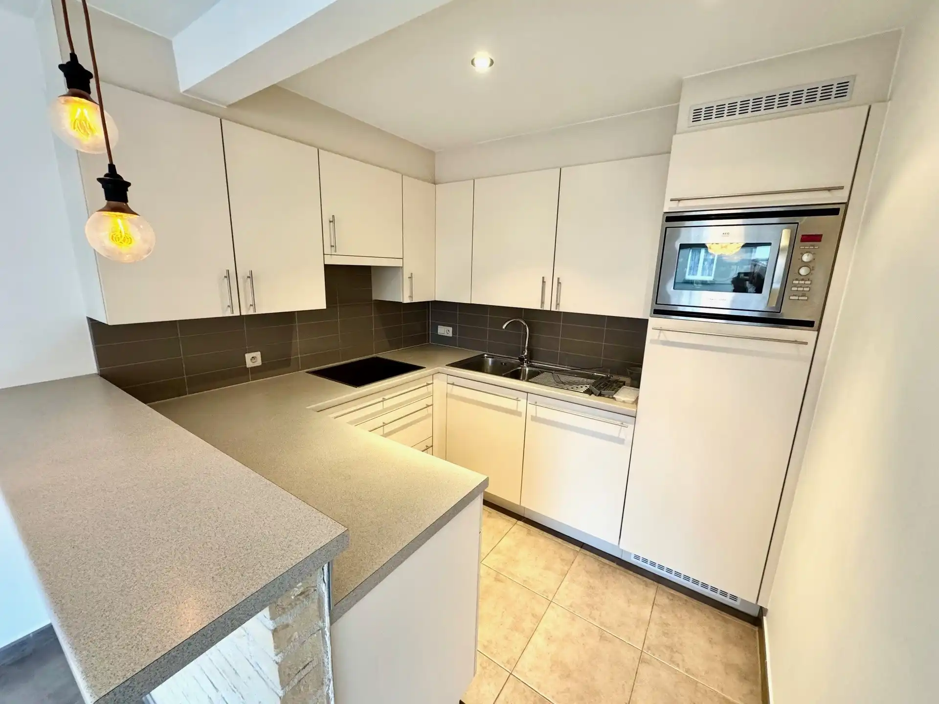 Verzorgd en instapklaar éénslaapkamerappartement te koop in het hart van De Haan, op wandelafstand van winkels, openbaar vervoer en andere voorzieningen. foto 4