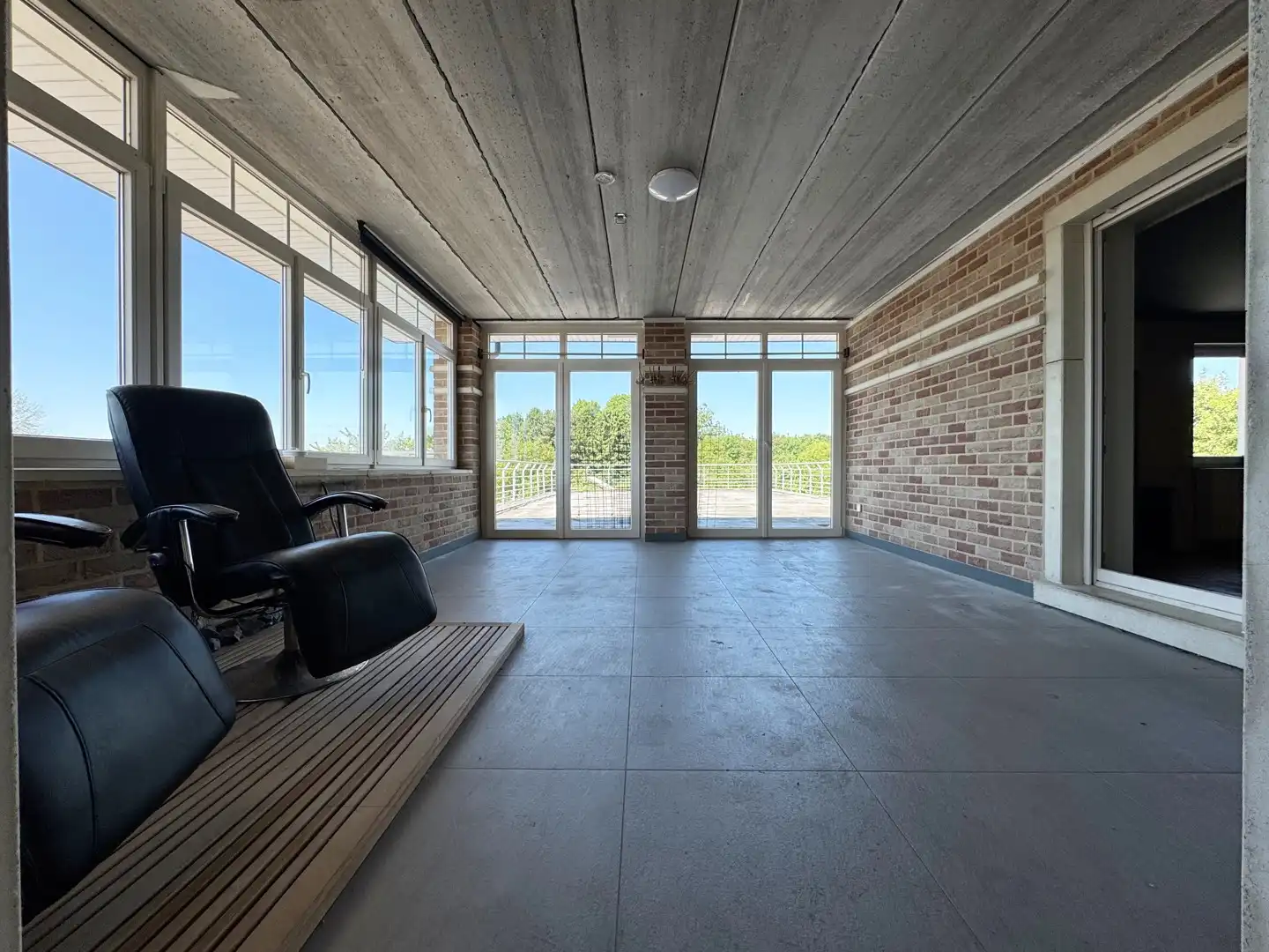 Unieke en ruime villa met 8 slaapkamers, lift, zonnepanelen en 10 parkeerplaatsen op riant perceel van 2.313 m² foto 12