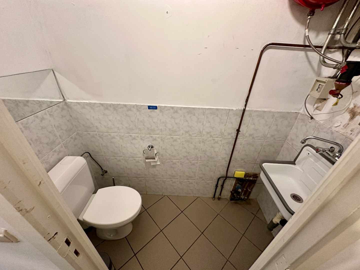 Instapklare winkelruimte van 150m² momenteel ingericht als kapperszaak in Eisden foto 15