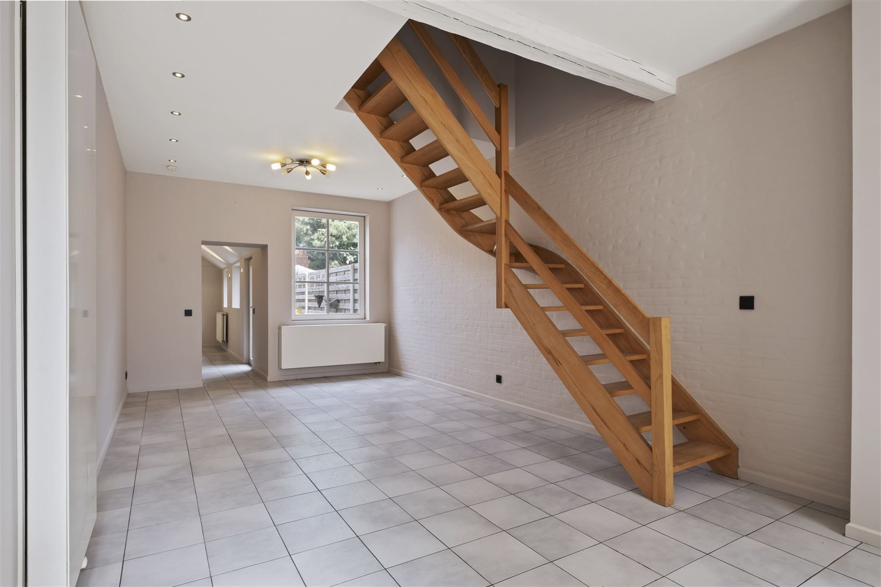 Mooie gerenoveerde woning met 3 slaapkamers en onderhoudsvriendelijke tuin foto 5