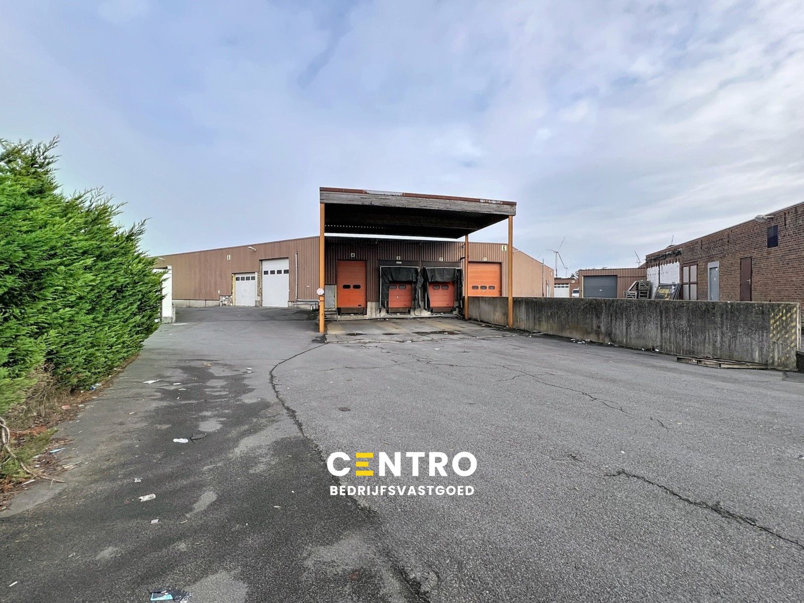 Logistieke LOODS/MAGAZIJN van ± 520m2 met 5 poorten waarvan 3 loskades TE ROESELARE ! foto {{pictureIndex}}