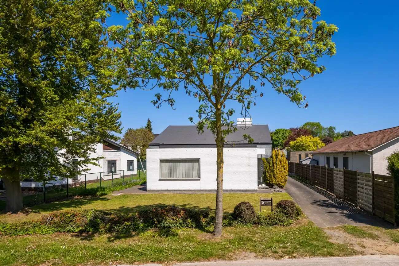 Architecturale gelijkvloerse open woning met inpandige garage op toplocatie nabij het centrum van Lochristi! foto 2