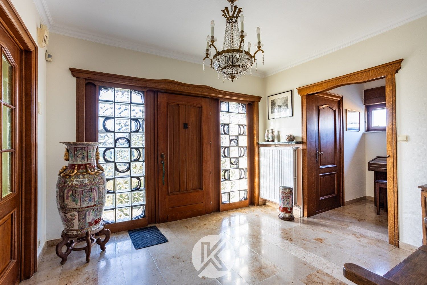 Robuuste, tijdloze villa met veel potentieel foto 3