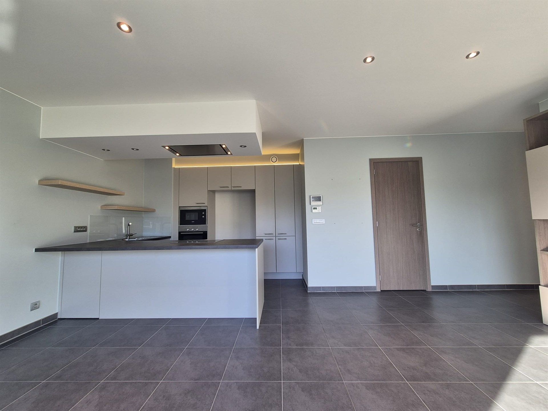 Rijkelijk uitgerust appartement met 2 slaapkamers en terras foto 2