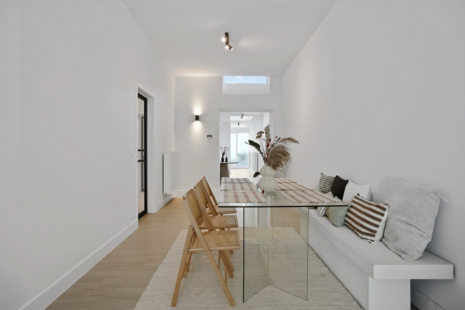 Grote woning, voorzien van vier kamers, twee badkamers, een uitweg,... foto 7