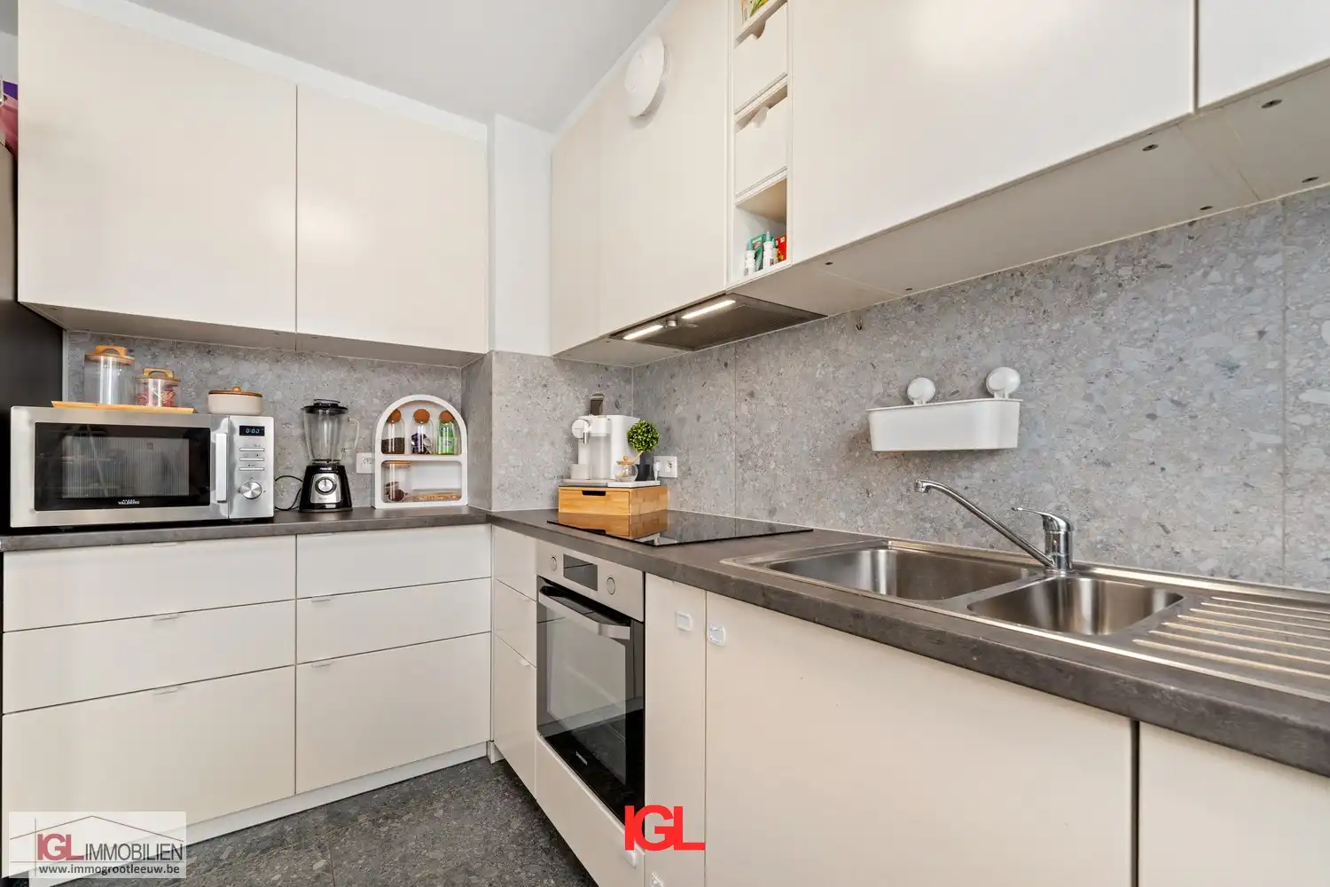 Modern appartement met 2 slaapkamers en parkeerplaats! foto 6