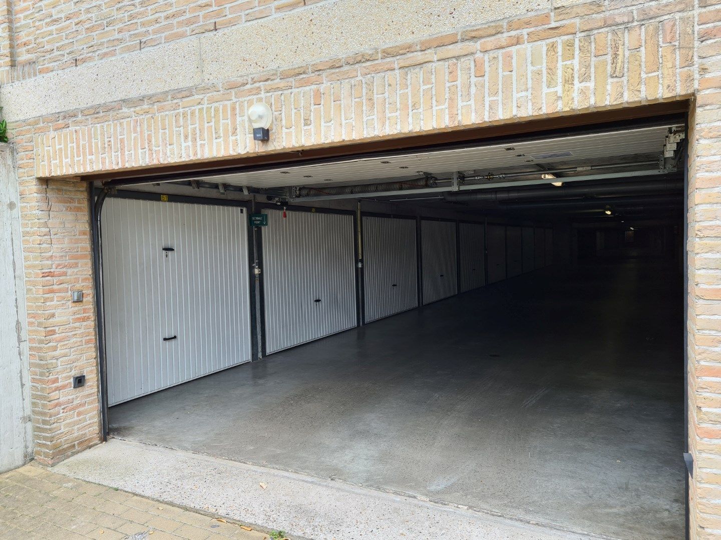 GARAGE TE KOOP OOSTDUINKERKE-BAD foto {{pictureIndex}}