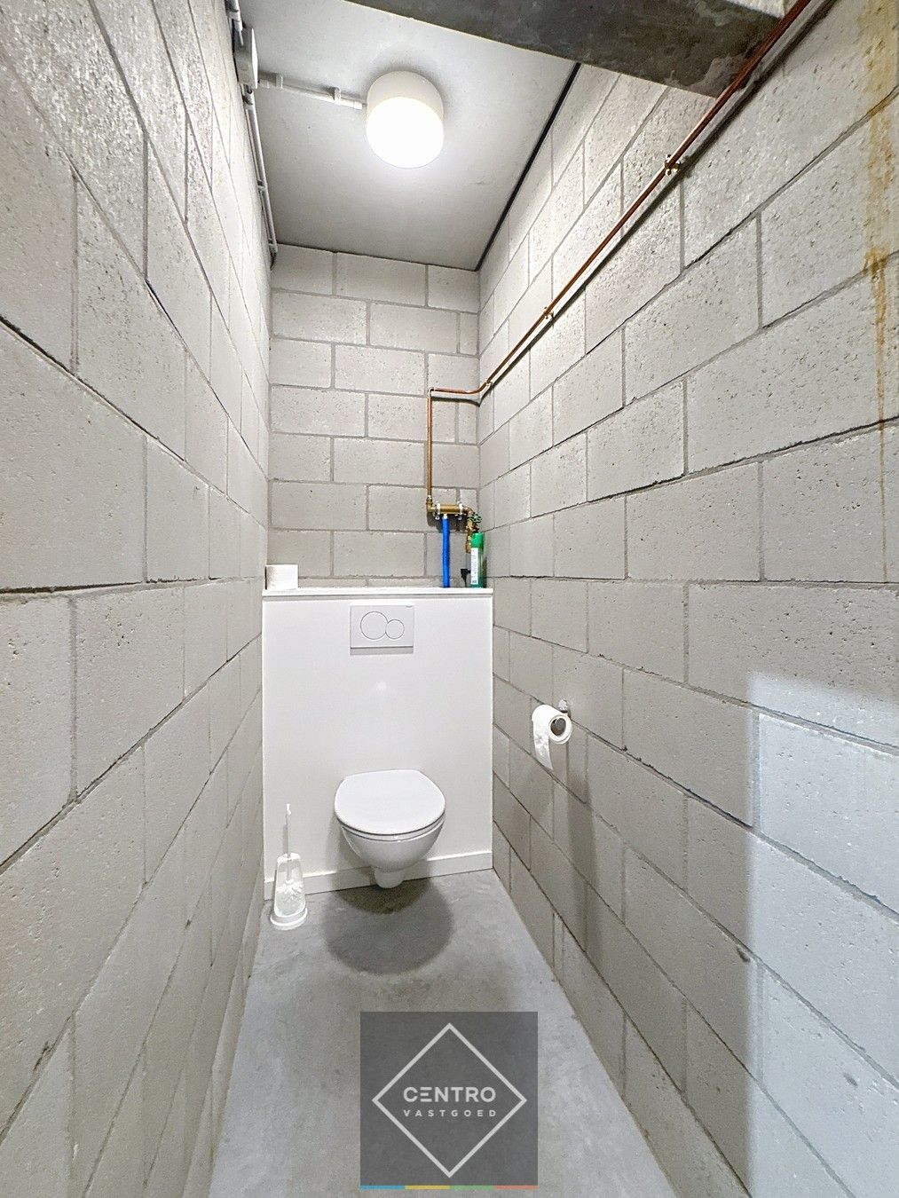 Instapklaar MAGAZIJN (177m²) met KANTOOR (69m²) op verdieping, toilet en hoge sectionaalpoort (gemakkelijk toegankelijk met grote vrachtwagens). Op industriezone "Herdersbrug" te 8000 Brugge. foto 9