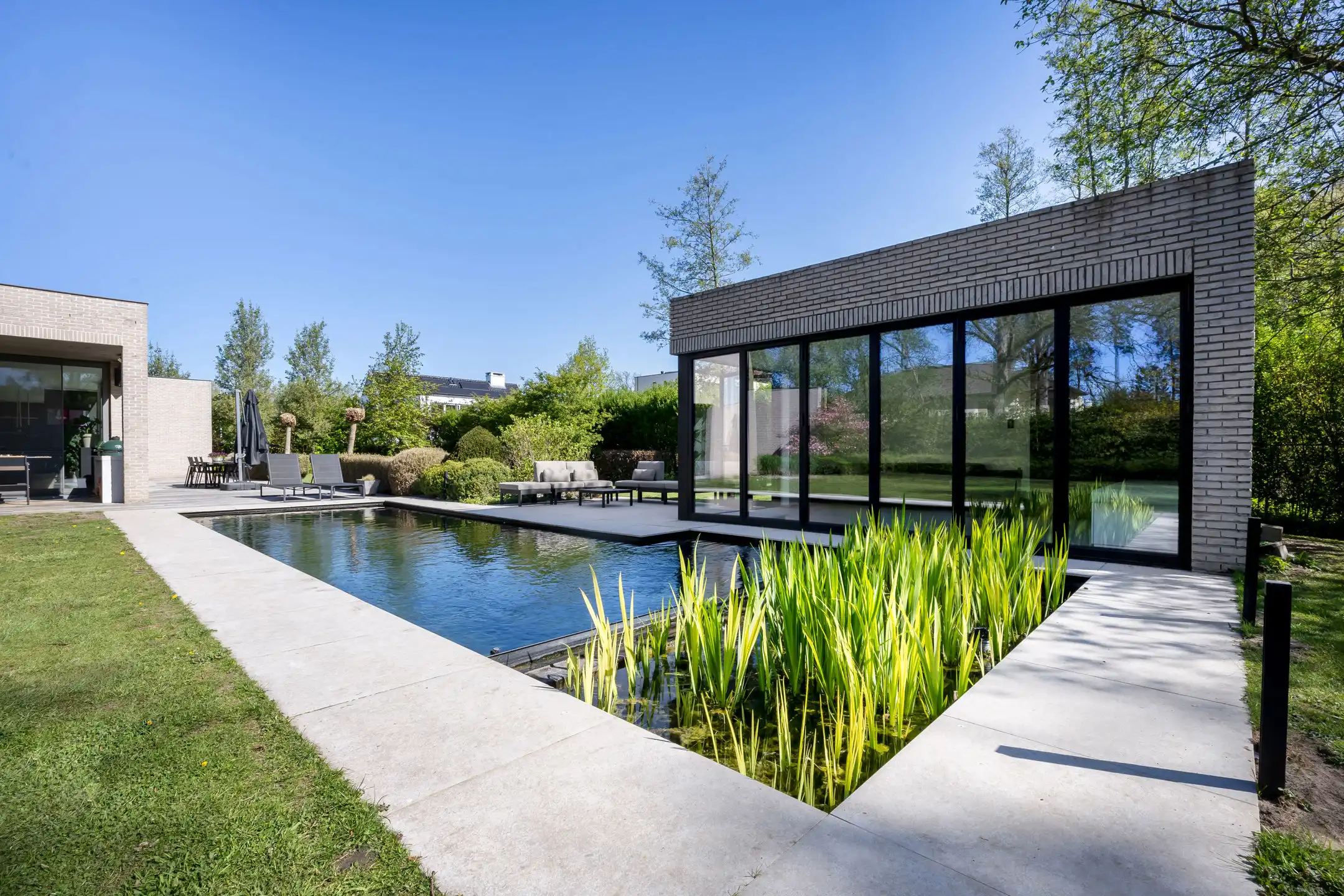 Luxueuze moderne villa met zwemvijver en prachtig poolhouse foto 29