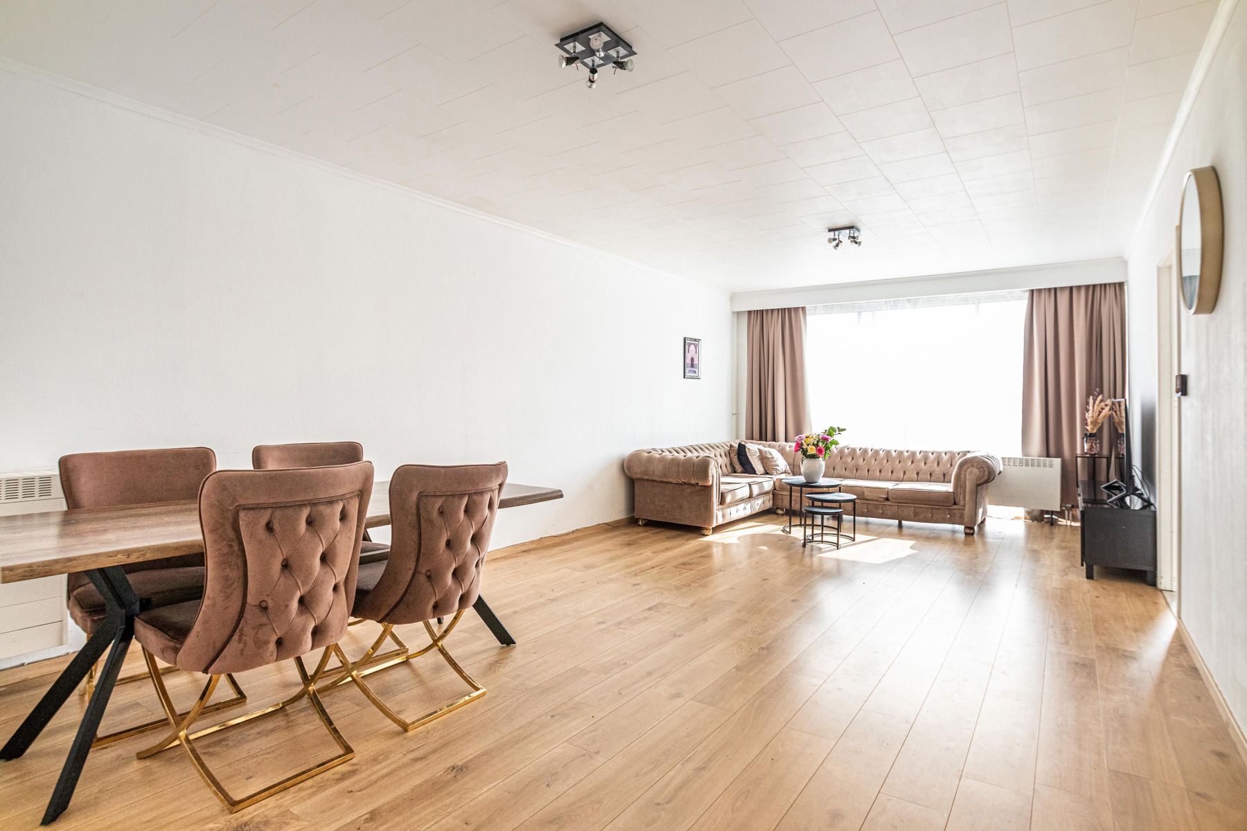 Ruim 2-slaapkamer appartement met garage en potentieel foto 4