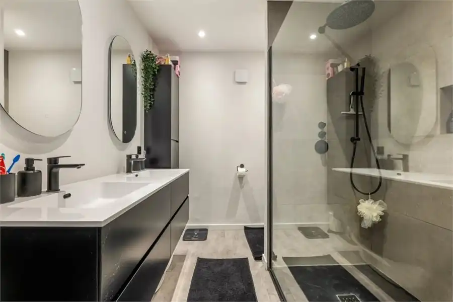 RUIME GERENOVEERDE WONING OP EEN ZEER GOEDE LOCATIE foto 20