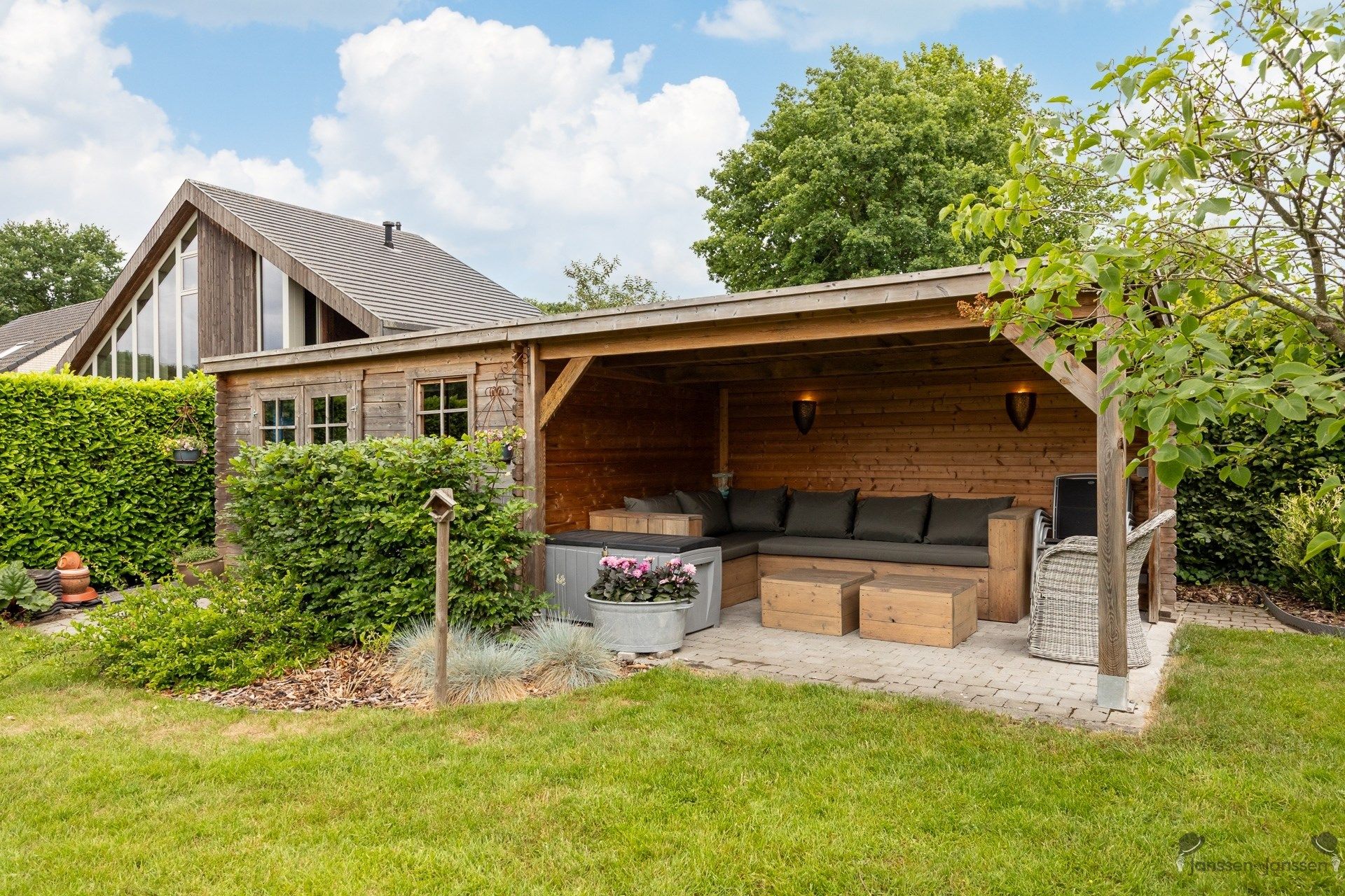 Instapklare woning met vier slaapkamers op een ruim perceel van 659m². foto 28