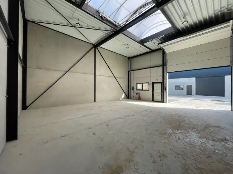 Recente KMO loods op zeer goede locatie foto 4