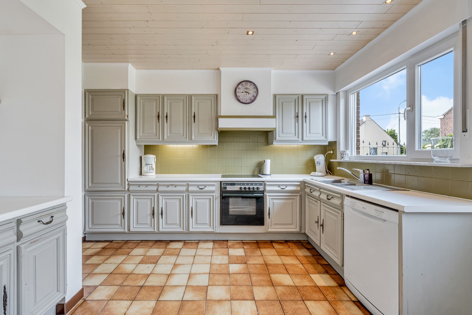 Rustig gelegen bungalow met bijhorende weide, stal en garage foto 14