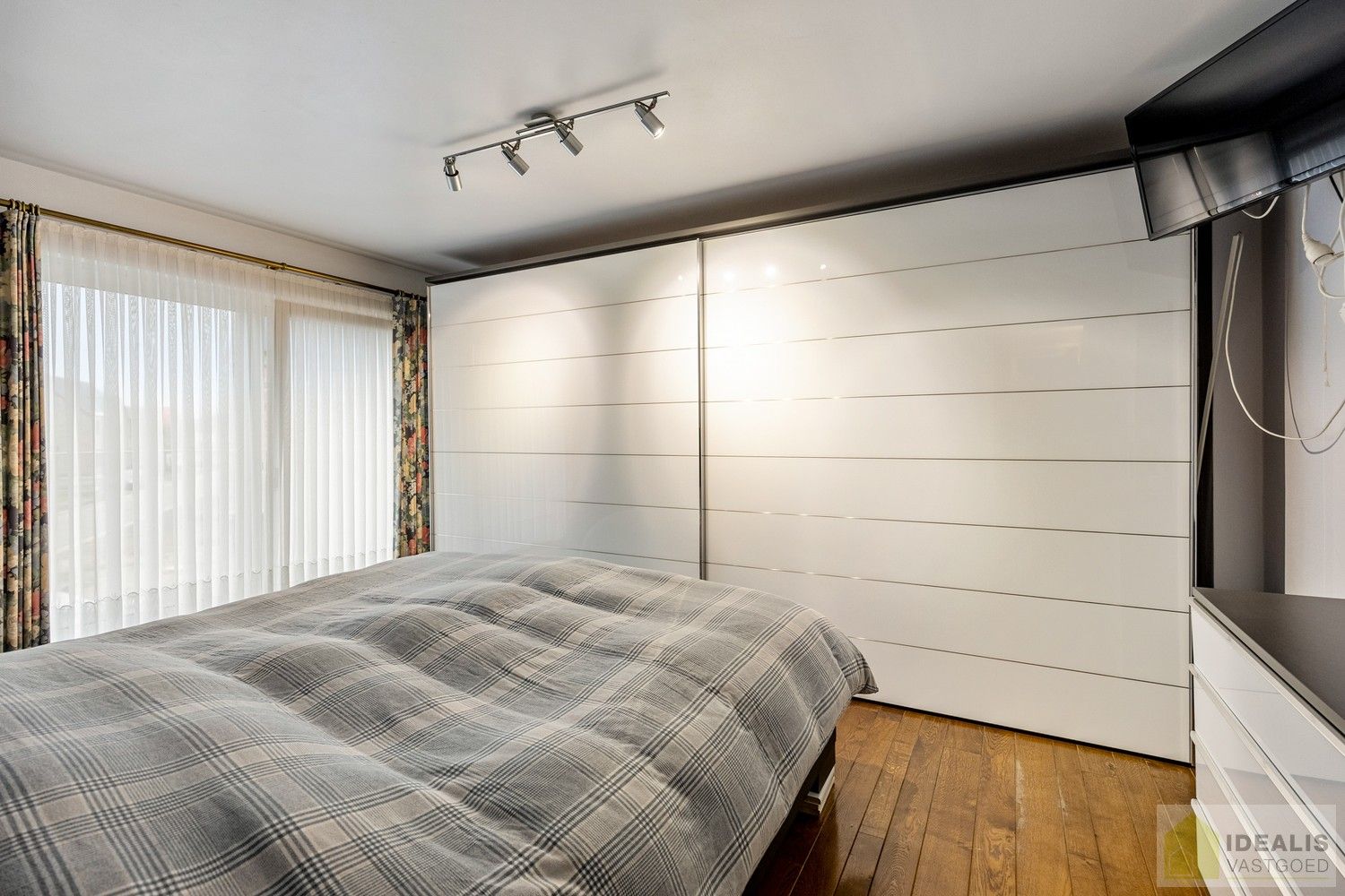 IDEALIS VASTGOED - Aangenaam instapklaar duplexappartement met winkelruimte/werkatelier te Opitter, Bree. Dit ruime duplexappartement omvat +-140 m² netto bewoonbare oppervlakte. Dit multifunctionele pand biedt tal van mogelijkheden dankzij de winkelruimte/het werkatelier van maar liefst +-200m² die vroeger dienst deed als slagerij. Uiterst geschikt voor kandidaten op zoek naar een instapklare woonruimte mét handelsruimte op een gunstige locatie midden in hartje Opitter, Bree! Mogelijkheid wijziging tot ééngezinswoning mits het verkrijgen van een omgevingsvergunning. foto 17