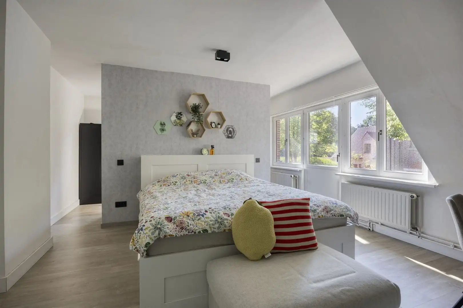 instapklare, hedendaags en stijlvol ingerichte woning met heerlijke tuin en garagebox foto 15