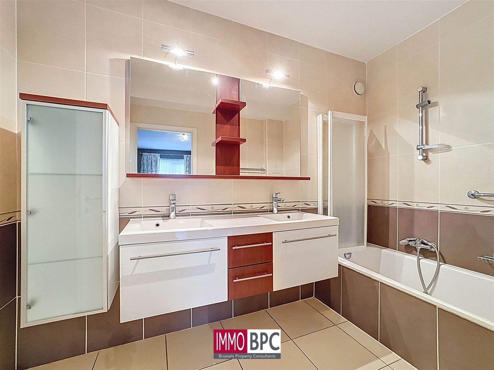 MODERN APPARTEMENT IN HARTJE JETTE – TOPLIGGING NABIJ PLACE MIRROR foto 13