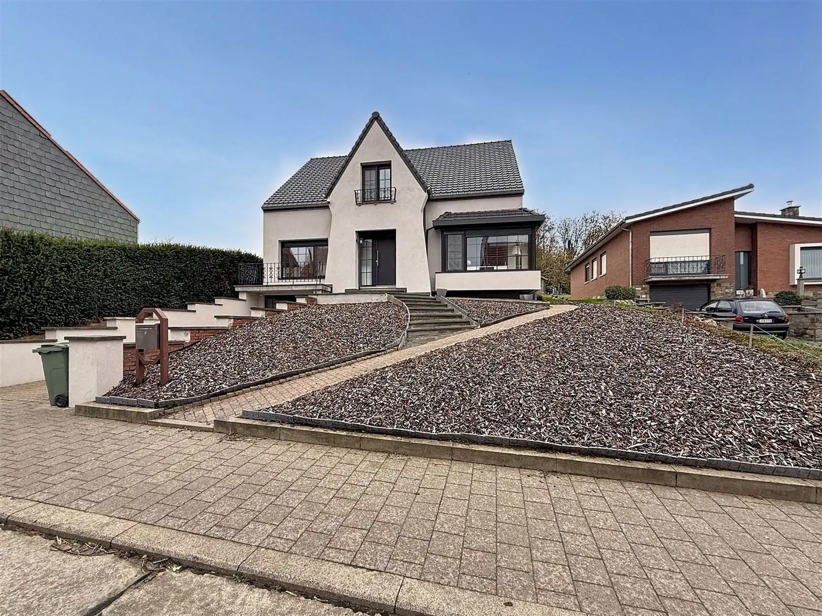 Ruime gerenoveerde woning, 5 slpks, 2 bdks, tuin, 11a 11ca  foto 2