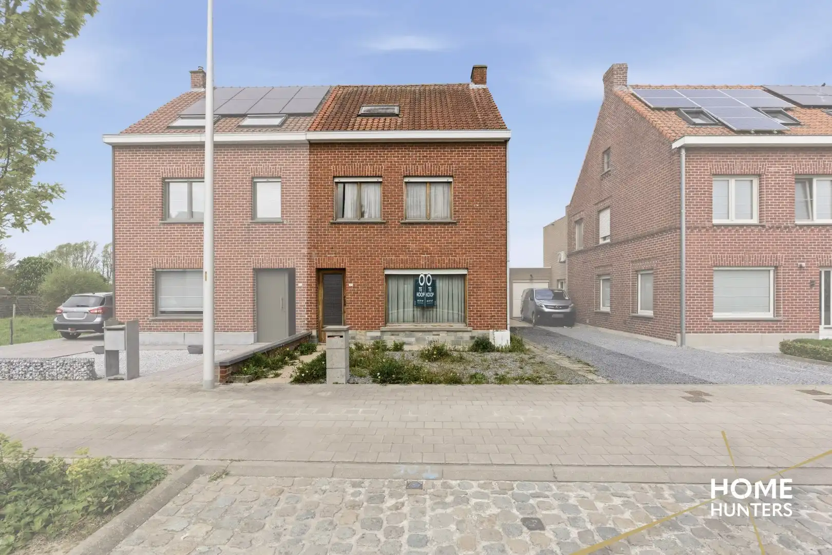 Halfopen te renoveren woning met 4 slaapkamers, ruime tuin en garage op gunstige locatie te Ieper foto 2