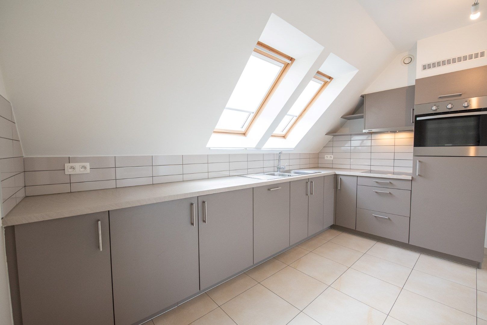 Recent en ruim duplex appartement met 4 slaapkamers! foto 5