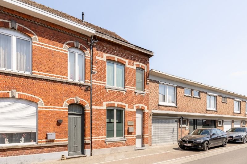 Architecturaal ingerichte woning met hoogwaardige afwerking. foto {{pictureIndex}}