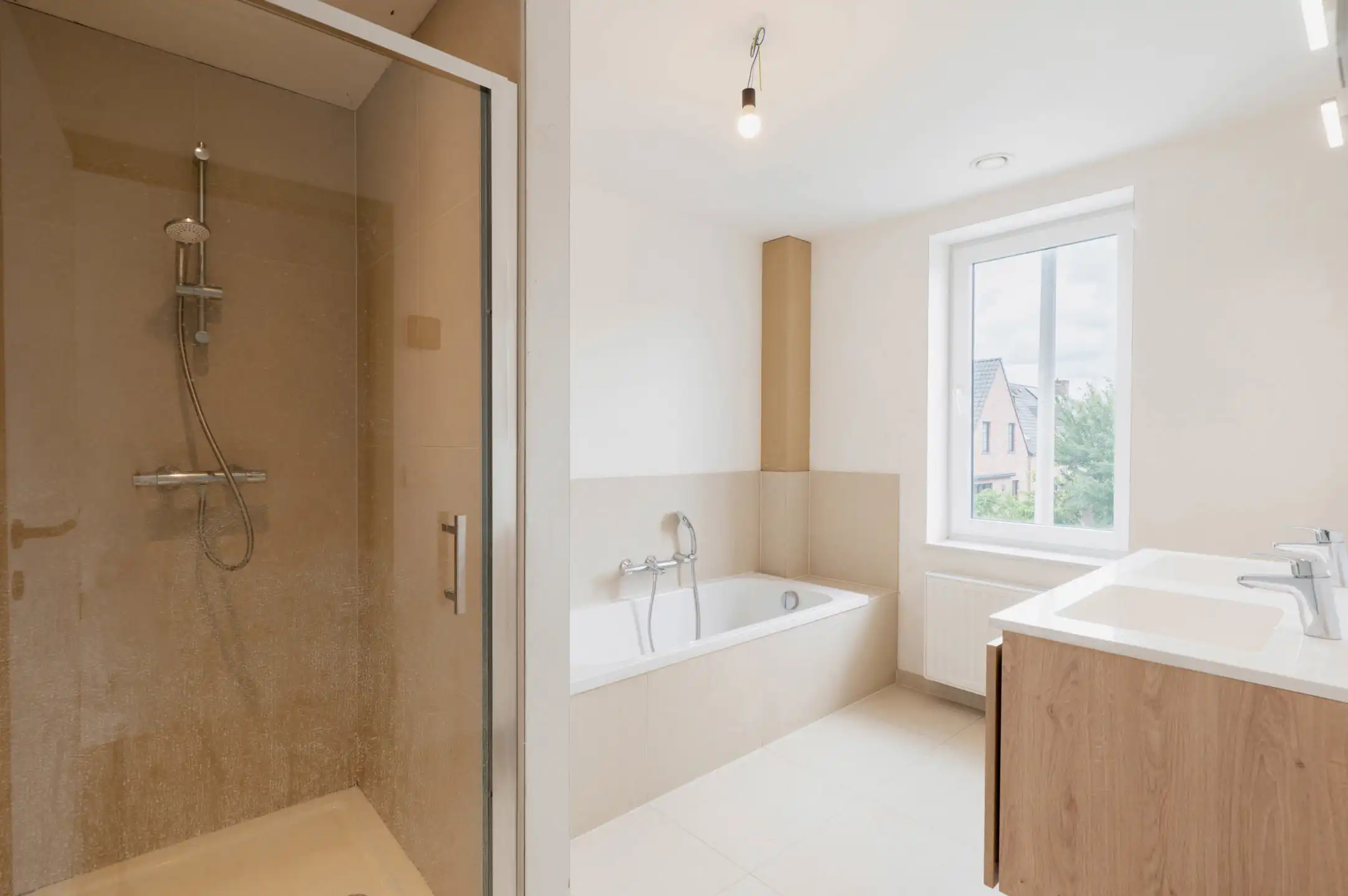 Halfopen moderne woning met zonnige tuin foto 17
