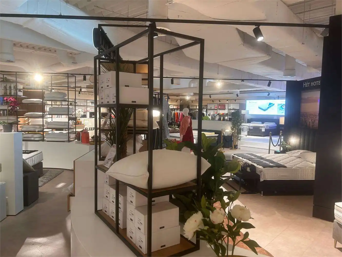 TOP GELEGEN COMMERCIEEL GEBOUW NABIJ ACTION, VAN HAAREN, ... foto 6